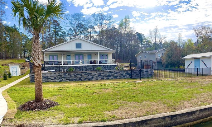 Eatonton House | Lakefront Home with Pool on Lake Sinclair Perfect for Large Groups