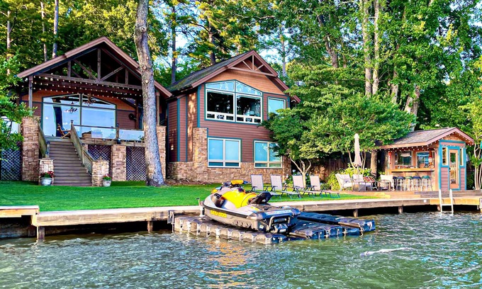 Piney House | Lakefront Hot Springs, 3 King Beds, 3.5 Baths, Bunk room, Fire Pit, Lakeside Bar