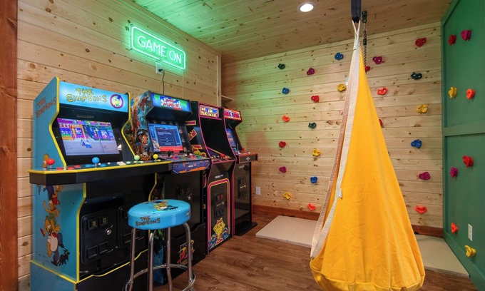 Luck Cabin | Lakefront. Hot Tub. Pontoon Rental