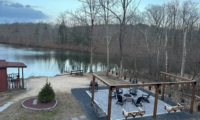 East Stroudsburg House | Lakefront house in the Pocono Stroudsburg Bushkill