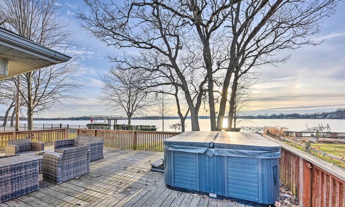Long Lake House | Lakefront Ingleside Home w/ Dock & Kayaks!