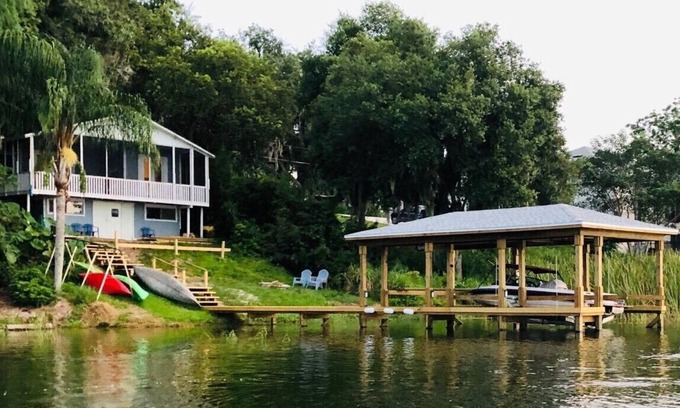 Montverde Cottage | LAKEFRONT - kayak, fish, paddleboard, canoe, HOT TUB, golf -near Orlando