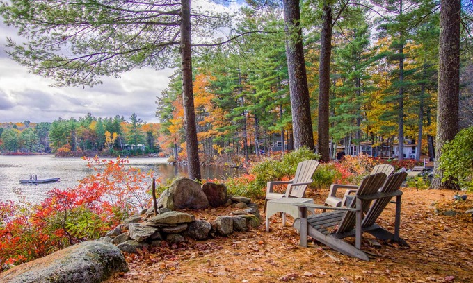 West Poland House | Lakefront kid-friendly home with dock & swing in great location - dog-friendly