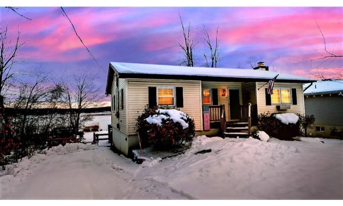 Pocono Lake Ski Chalet | LAKEFRONT - Lake Escape - Arrowhead Lake Community