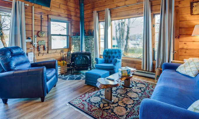 Poyntelle Cabin | Lakefront Lakewood Log Cabin w/ Deck & Grill!