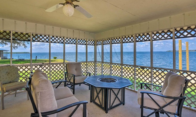 West Livingston House | Lakefront Livingston Retreat w/ Fire Pits!
