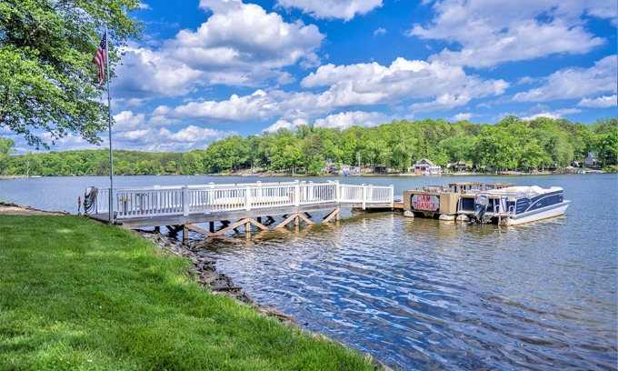 Southmont Apartment | Lakefront Loft with private deck, kayaks, paddleboards, fishing, firepit, fun.