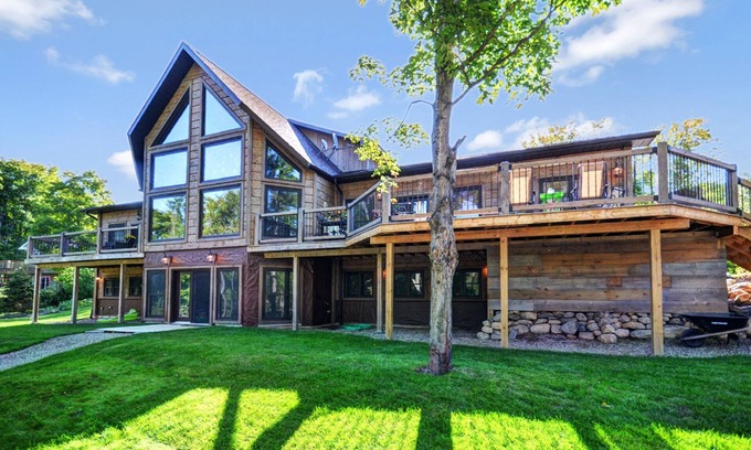 Eagle Lake Cottage | Lakefront - Lux Log Cabin Cottage - Lake Front 5 mins Sir Sam's Ski Hill