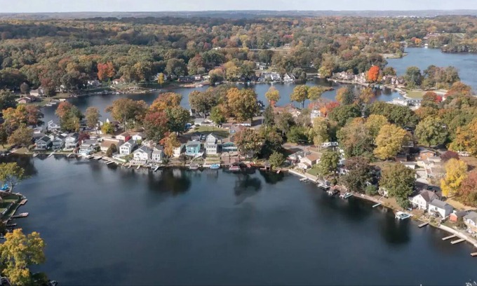 Portage Lakes House | Lakefront Luxury - Fully Updated Home with 4 Beds