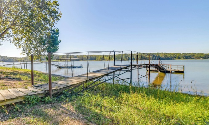 New Concord House | Lakefront New Concord Paradise w/Screened Porch!