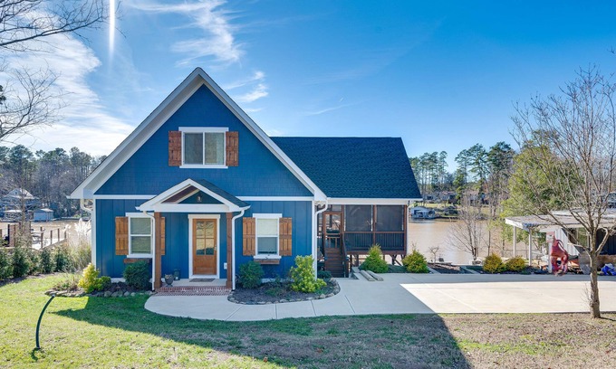 New London House | Lakefront New London Retreat w/Dock & Hot Tub!