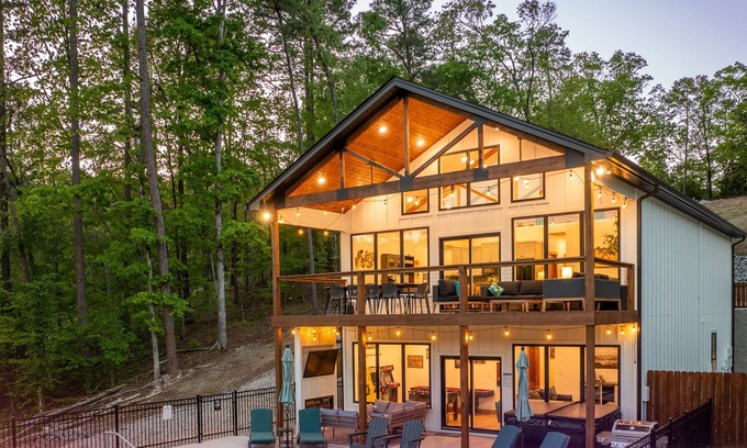 Royal House | Lakefront Oasis: Pool, Hot Tub, Game Room & Dock!