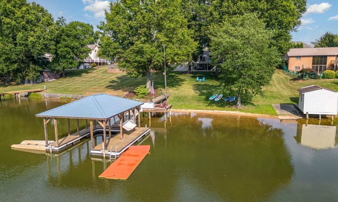 Mooresville House | Lakefront, Paddleboards, Kayaks, & Pickleball!