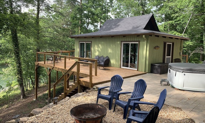 Gainesville Cottage | Lakefront Pet friendly with Hot Tub & Private Dock