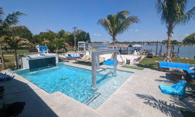 Northeast Orlando House | Lakefront presidential suite/resort pool