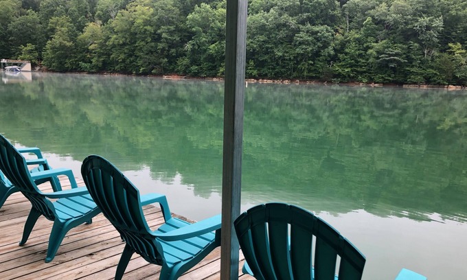 Flat Hollow Marina House | LAKEFRONT~ PRIVATE DOCK~ WiFi~ CLOSE TO MARINA~ HOT TUB~ No-Wake Cove~ 6BD,3BA