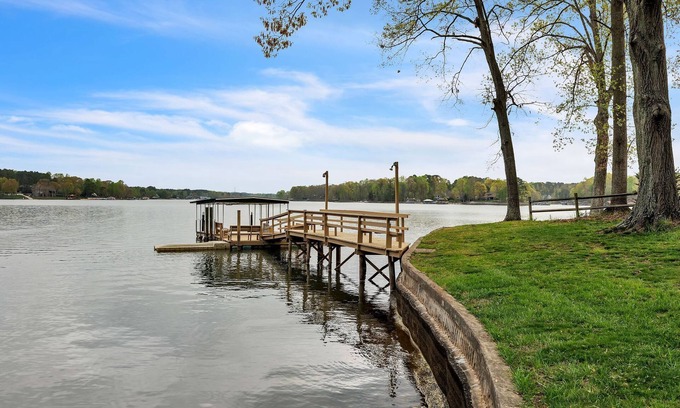 Troutman House | Lakefront Retreat | Private Dock & Fire Pit