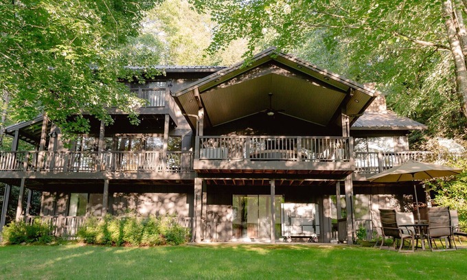 Lake Toxaway House | Lakefront Retreat in Quite Cove on Luxurious Lake Toxaway