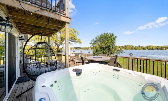 Salem Lakes House | Lakefront Retreat with Hot Tub