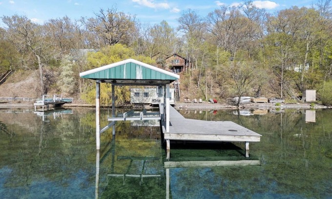 Geneva House | Lakefront | Seneca Wine Trail | Hot Tub | Dock