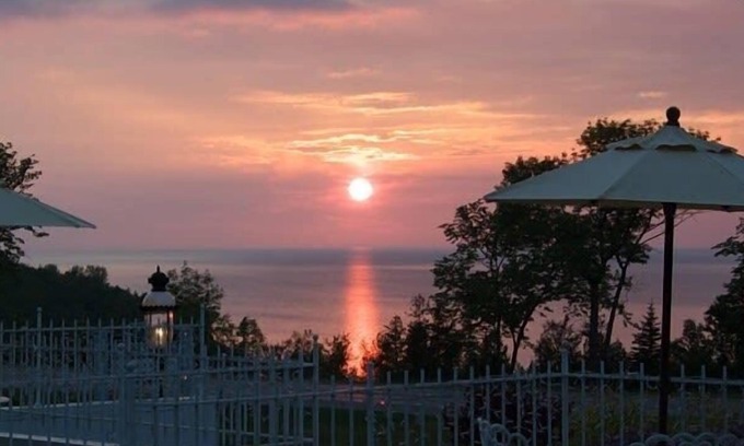 Petoskey Condo | Lakefront Sunset View King Suite