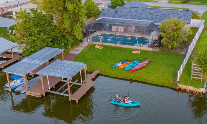 Orient Park House | Lakefront Tampa/Heated Pool/Sunrise Views/Kayaks/Games/Outdoor Bar/Sleeps 10