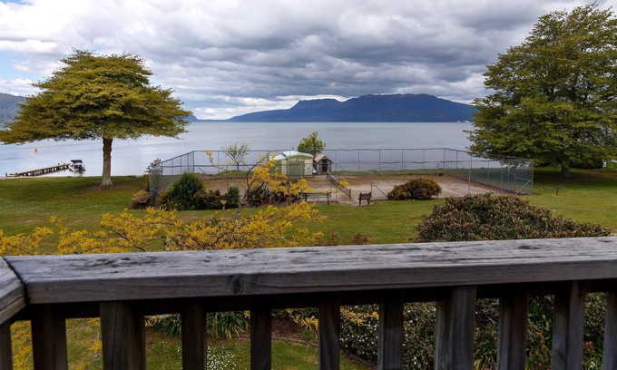Lake Tarawera Cottage | LAKEFRONT TARAWERA - LAKE TARAWERA HOLIDAY HOME in Hamurana