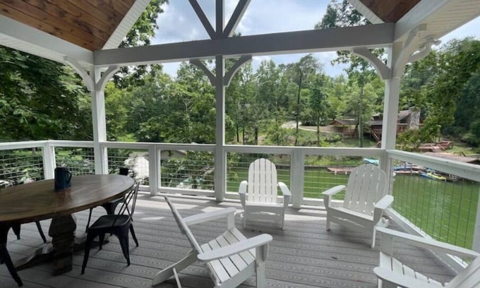 Friendsville Cottage | *Lakefront* Tennessee Mare (Adjacent TN Stud)