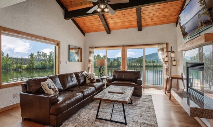 Sandpoint Condo | Lakefront Townhome w/Boat Slip, Downtown, Ideal for Families