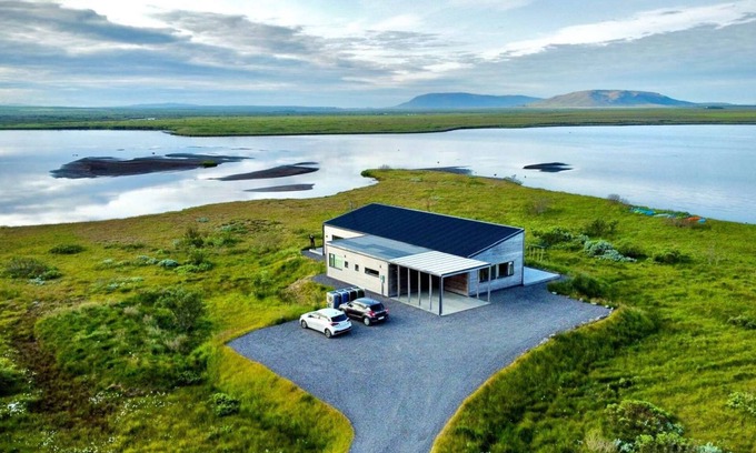 Laugarvatn House | -Lakefront Villa-