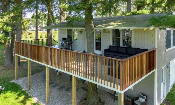 Niobe House | Lakefront w Dock, Pet Friendly, Spacious Yard