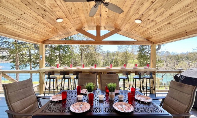 Jacksboro House | Lakefront w/few steps to water & private boat slip