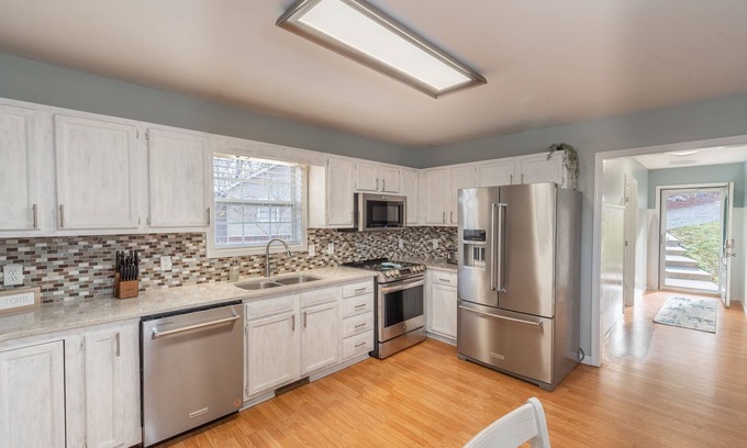 Southmont House | Lakefront w/Game Room, Kayaks and More!