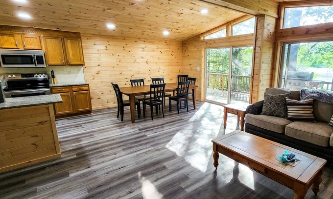 White Haven Cabin | LAKEFRONT w/ HOTTUB/FIRE PIT/Arcade GAMES/5 MIN TO SKI/ Sleeps 14+ Pet Friendly