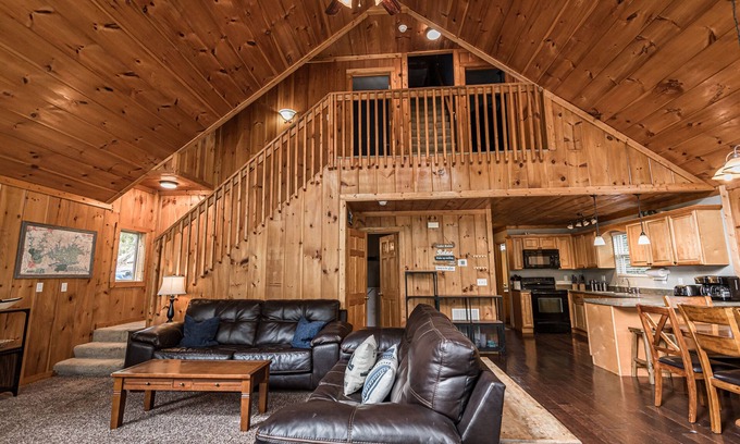 Speedwell House | Lakefront w/Private Dock, 7 BR, Free Kayaks, Firepit, Hot Tub