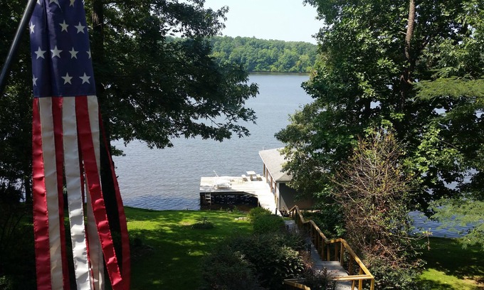 Eatonton Apartment | Lakefront Walkout with Hot Tub