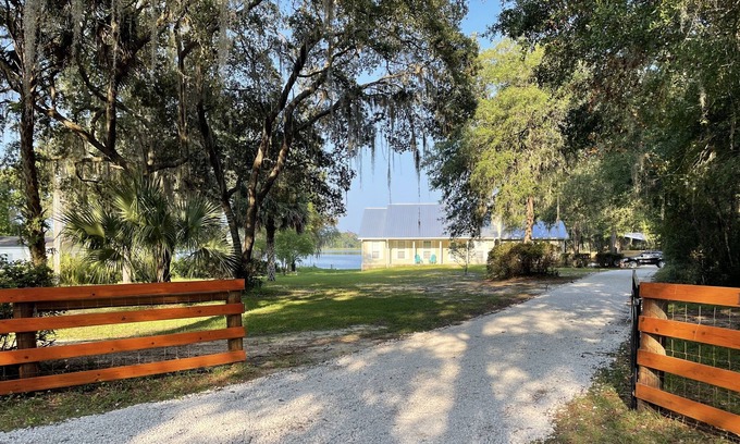 Edgar House | Lakefront water-sports fishing kayaks sleeps 7+