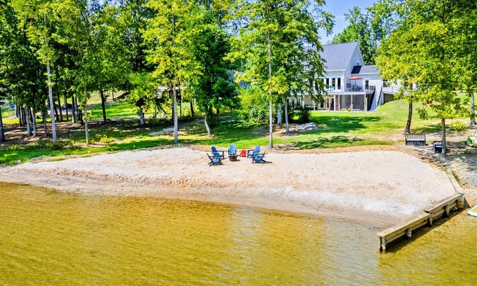 Mineral House | Lakefront with 120' Beach, Views, Wifi @ Lake Anna