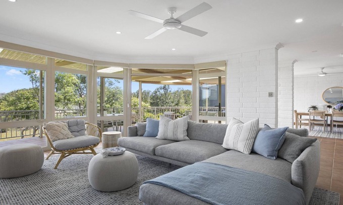 Wamberal House | Lakefront with room for all the family