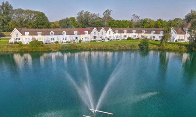 South Cerney House | Lakehouse, 36 Isis Lake