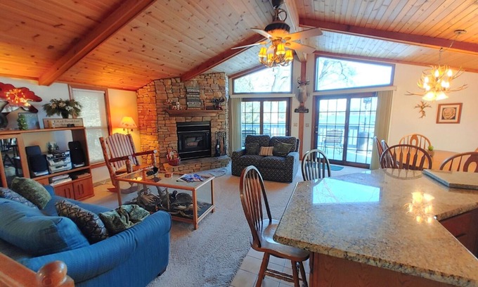Montello House | Lakehouse Paradise w/Hot Tub Near Cascade Mountain