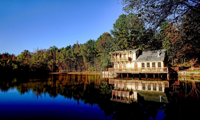 Taylor Cottage | Lakehouse Retreat Minutes From The Oxford Square