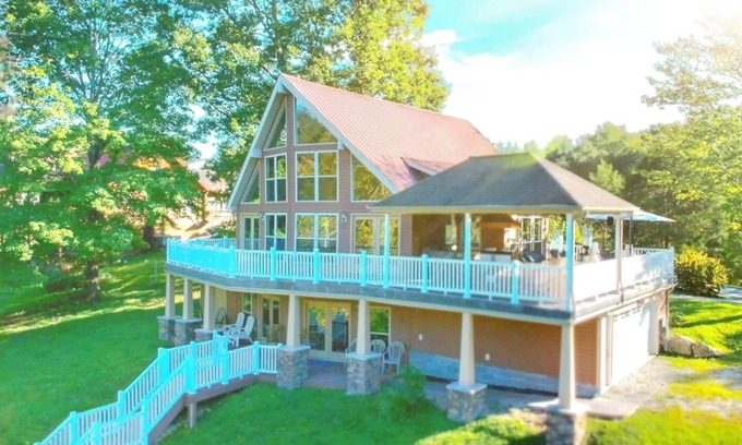 Caryville House | Lakehouse with covered dock, slide, and outdoor kitchen! Close to I-75, trails.