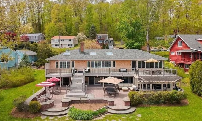 Brookfield House | Lakehouse with Private Beach, Opt Pontoon Rental