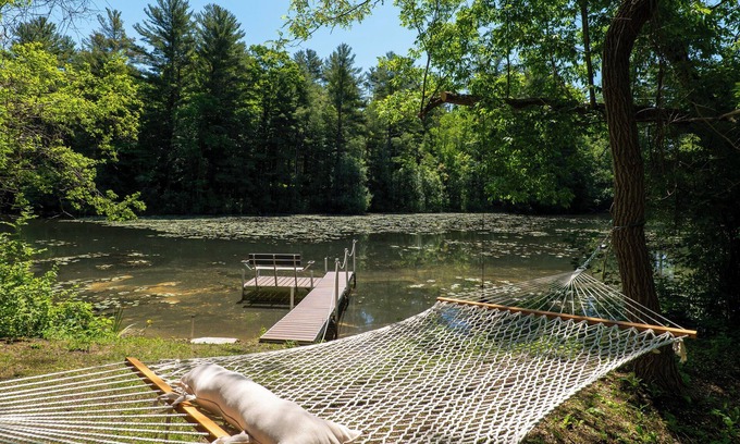 Glendale Cabin | Lakeshore cabin with beach and dock