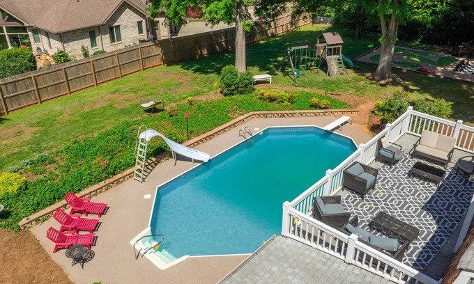 Mount Mourne House | "Lakeshore Cottage" Pool - Hot Tub - Arcade - Lake Norman Access