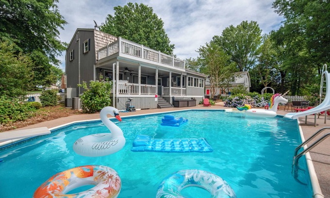 Mount Mourne Villa | "Lakeshore Estate"- Next to Lake Norman, Pool, Incredible Game Room & Hot tub