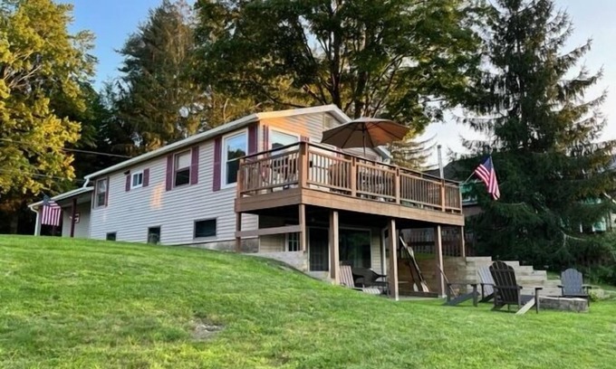 Maryland House | Lakeshore Lodge - Kayaks, deck, updated decor, near both parks