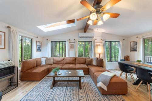 Blakeslee House | Lakeshore Oasis by AvantStay Private Beach Views Hot Tub Volleyball
