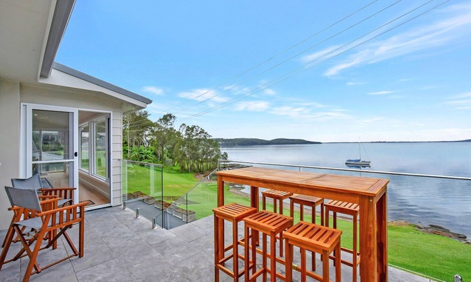 Bolton Point House | Lakeshore Retreat absolute Waterfront at Bolton Point